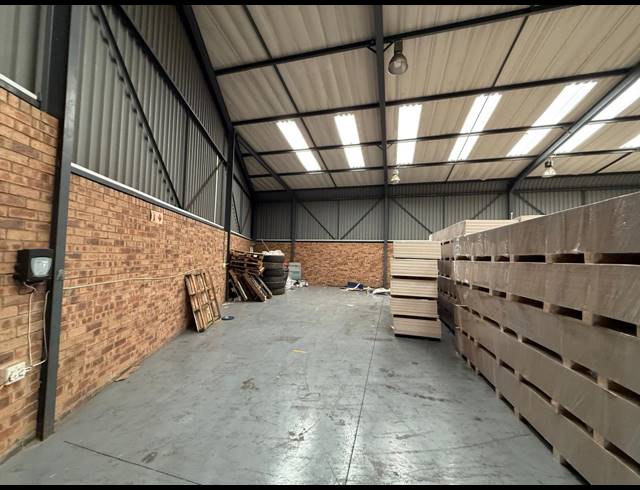 500M² WAREHOUSE TO LET IN SPARTAN